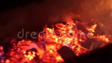 红火在黑暗中燃烧木材，灰烬在火中，特写.. 布拉齐尔热煤